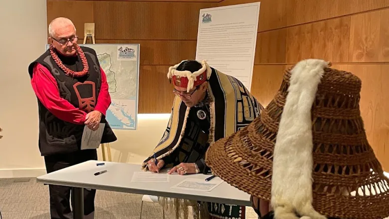mamalilikulla-chief-councillor-john-powell-signs-the-ipca-declaration